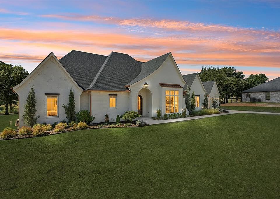 1st image of 2297 Summit Ln