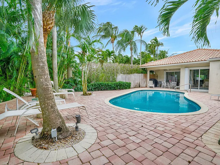 290 E Fern Dr — Photo 37