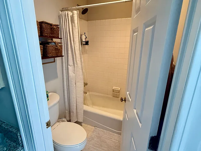 Primary bathroom with shower/tub