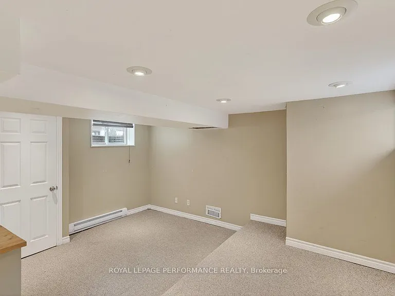 313 Lebreton St S — Photo 33