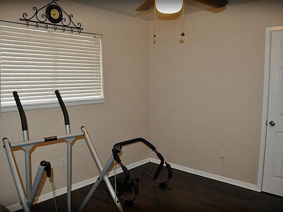4th image of 2801 Estate Dr