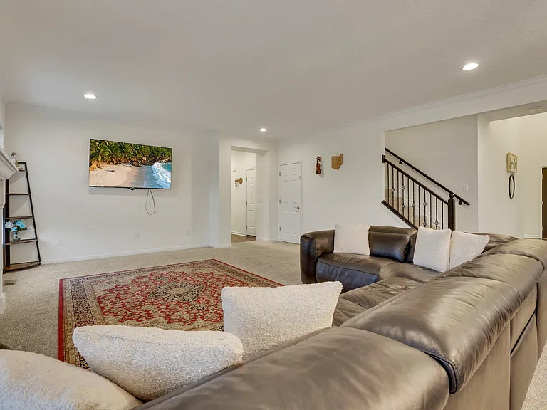 694 Dewmar Dr — Photo 3