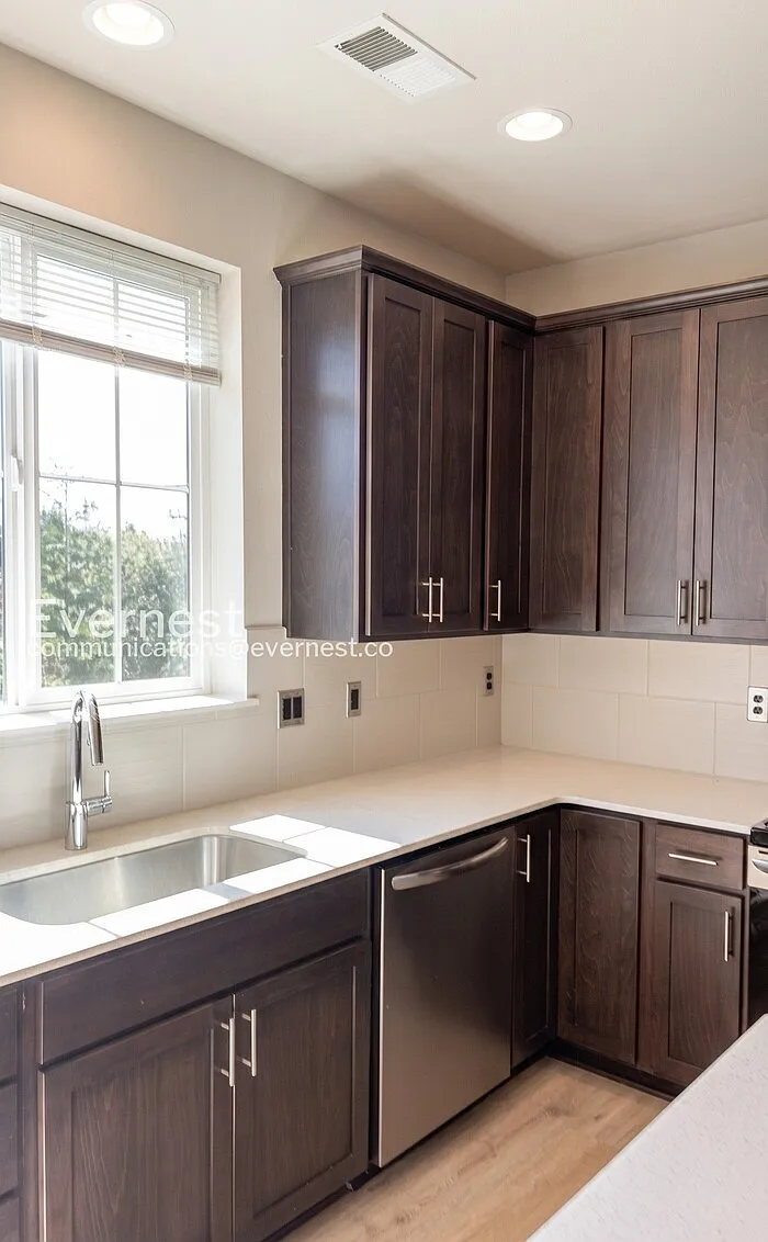 2 bed, 2.5 bath, 1384 sqft, $2,895 — Photo 4