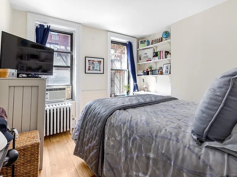 142 W 17th St #4RW — Photo 2