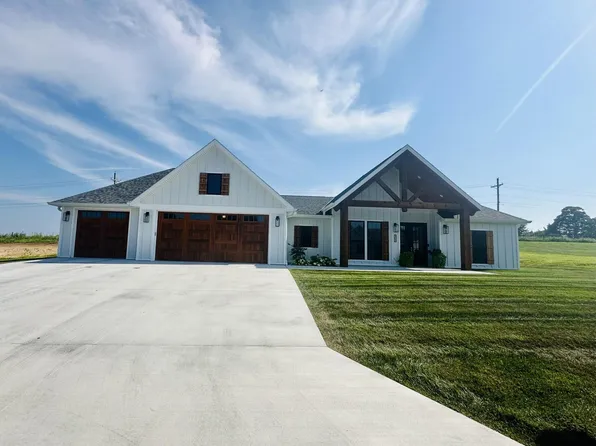 302 E Meadow Ln, Marshall, MO 65340