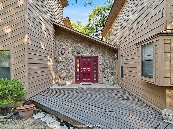 3rd image of 1000 Fox Cir