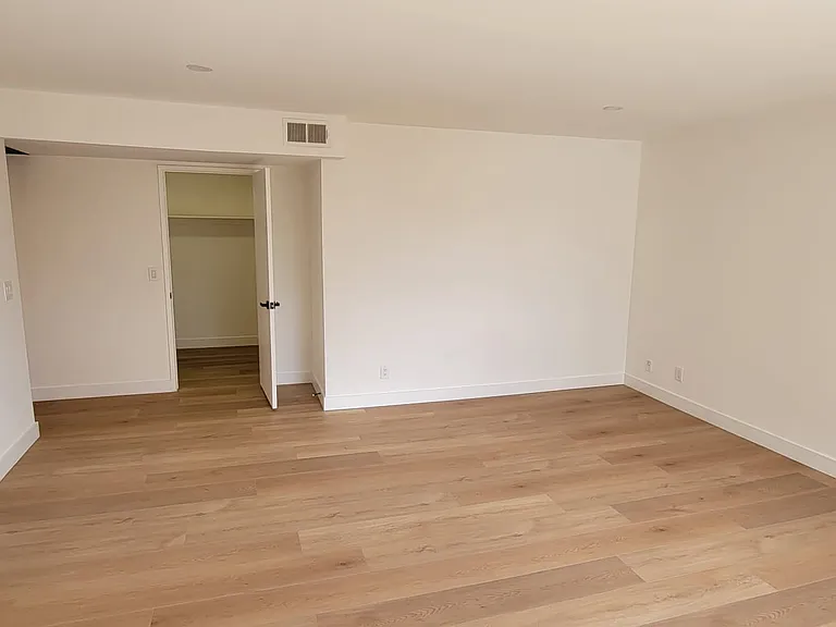 6228 Fulton Ave — Photo 13