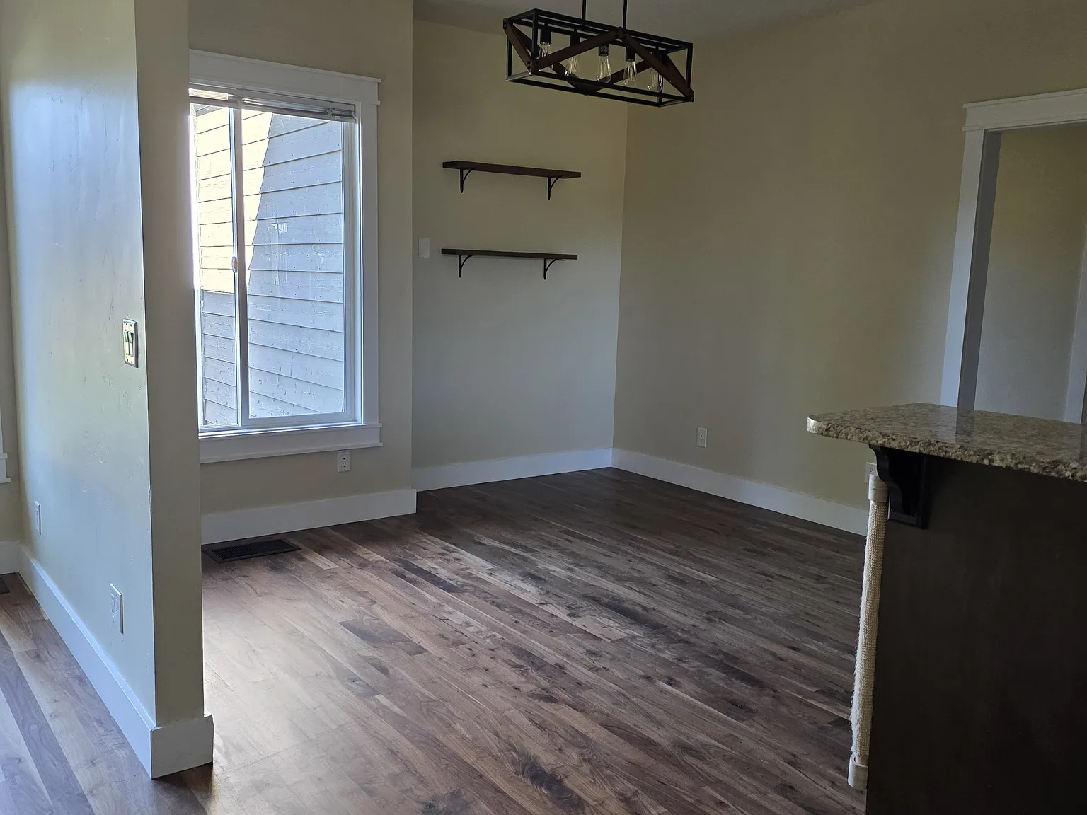 4 bed, 2076 sqft, $4,000 — Photo 3