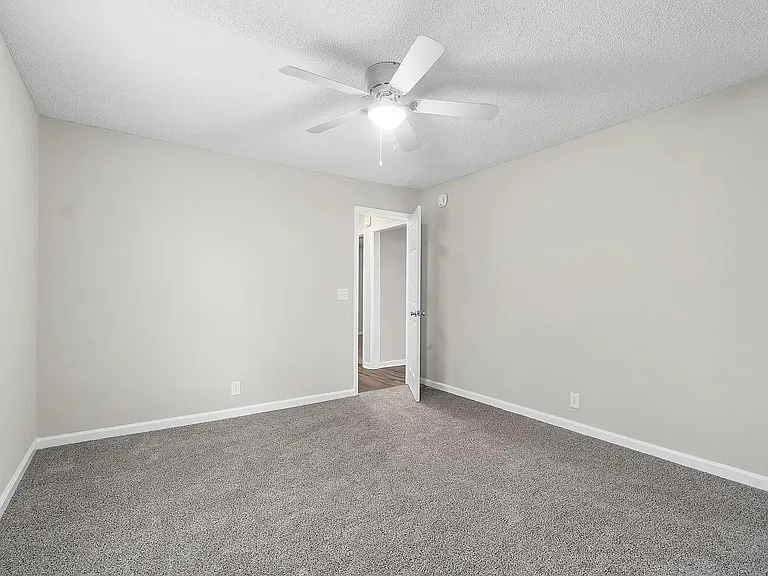 214 Tobacco Rd — Photo 16