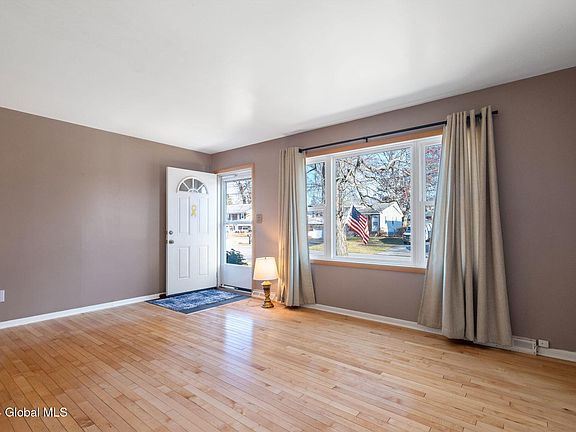 5th image of 33 Ledgewood Drive