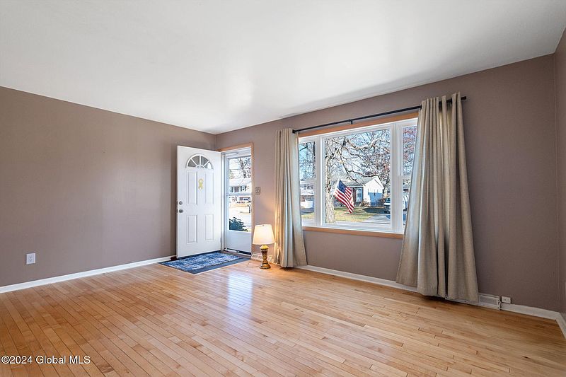 5th image of 33 Ledgewood Drive