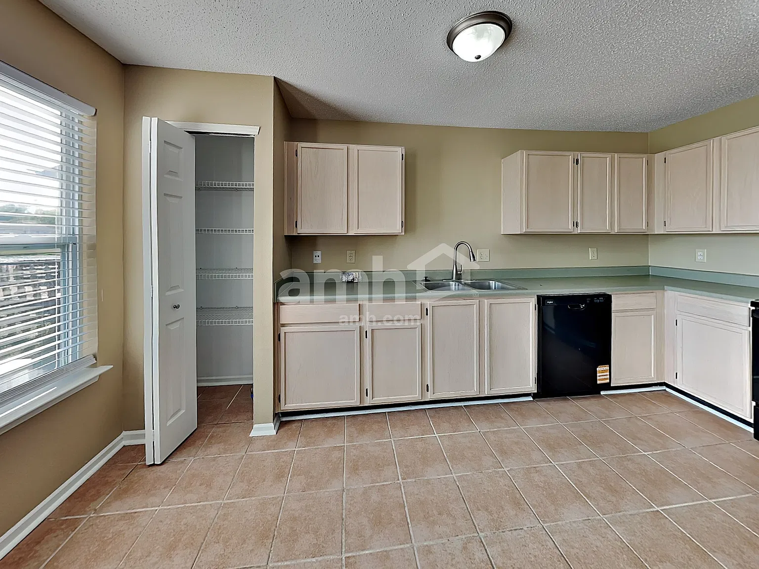 3 bed, 2.5 bath, 1924 sqft, $2,190 — Photo 4