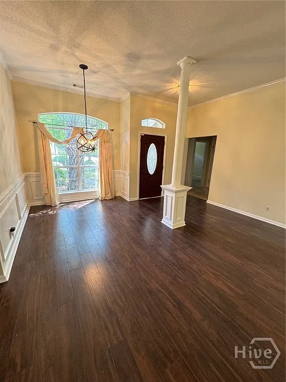 3 bed, 2.0 bath, 2044 sqft, $1,900 — Photo 2