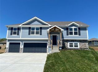 452 Lilly Ln, Liberty, MO 64068