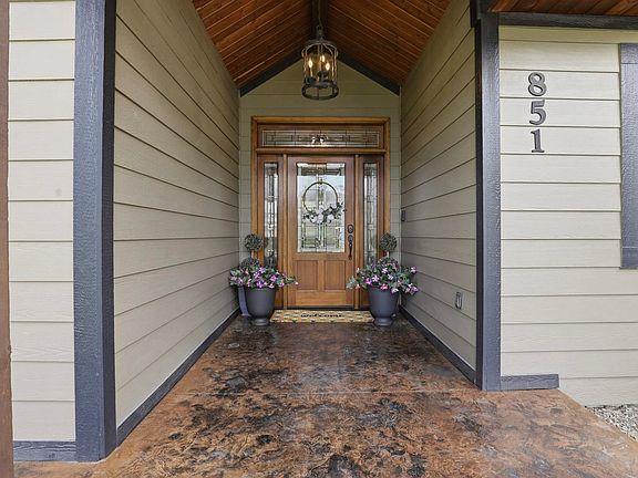 2nd image of 851 Thomas Ln
