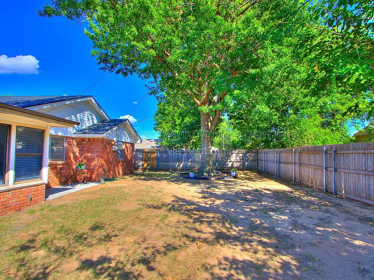 4136 NW 61st Ter — Photo 38