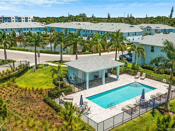 4th image of 325 SE Halifax Ln