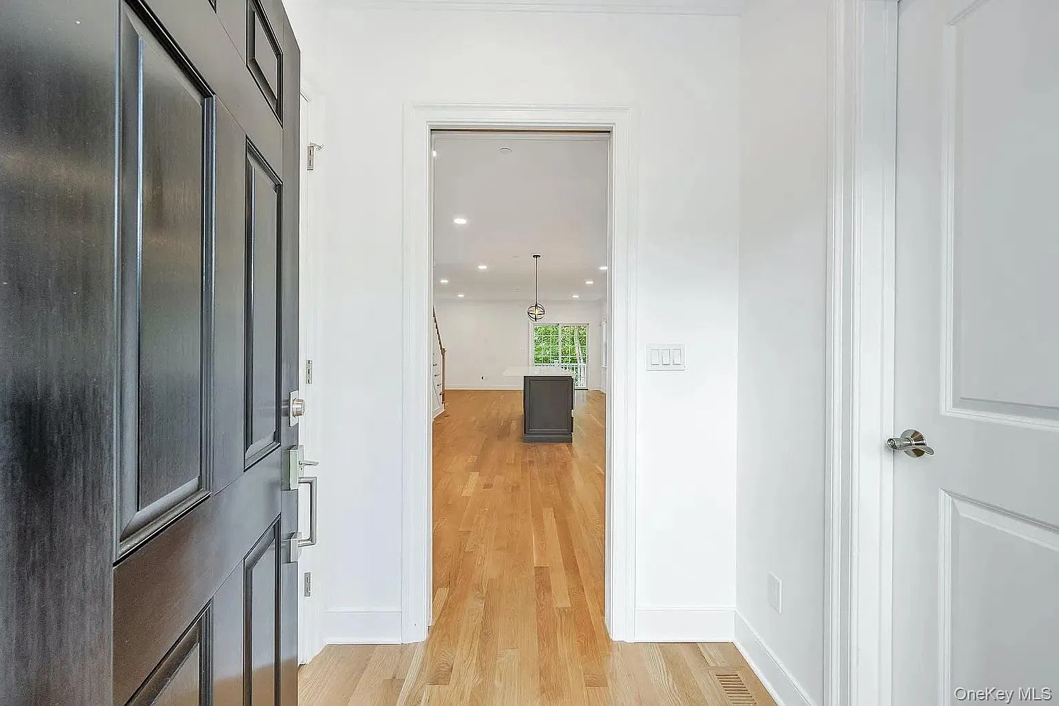 3 bed, 3.5 bath, 1800 sqft, $5,800 — Photo 2