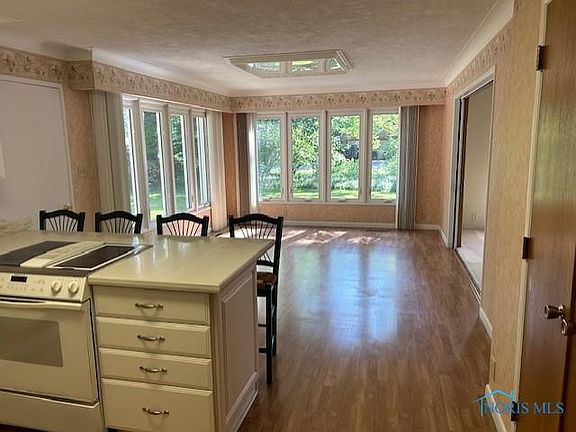 3rd image of 600 Pleasantwood Ave