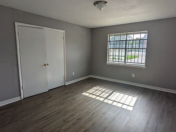 5th image of 837 Graymont Ave W APT A