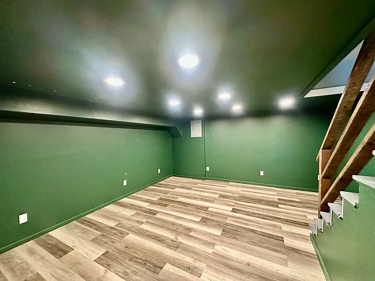 212 E Henley St — Photo 16