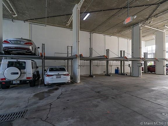 2nd image of 8425 Crespi Blvd Unit 301