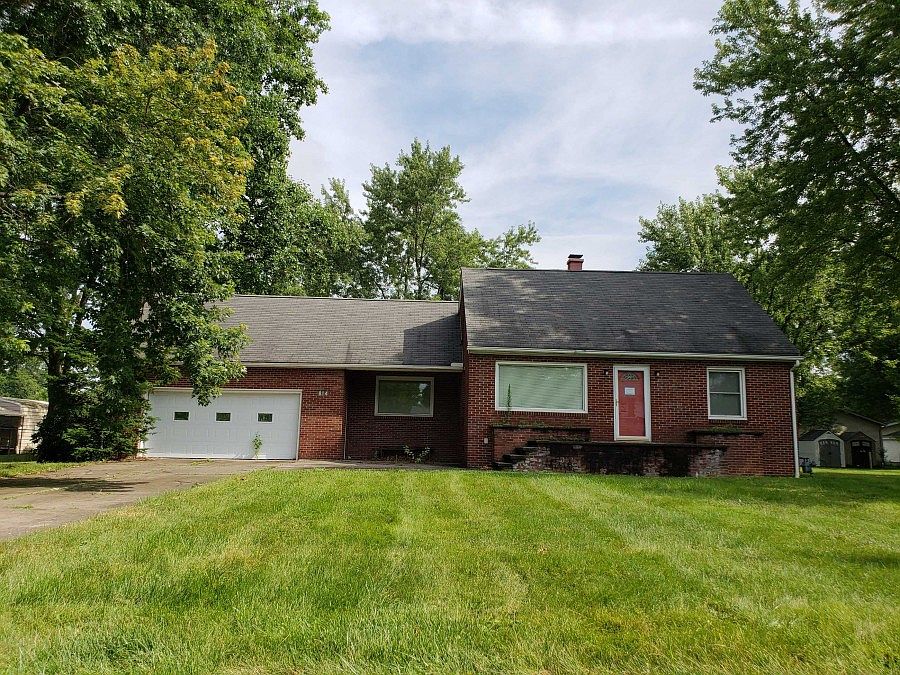 1st image of 814 Greenlawn Ave NW
