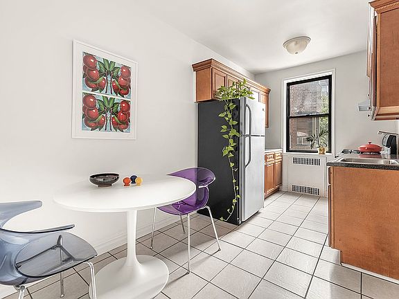 4th image of 385 E 18th St APT 4C