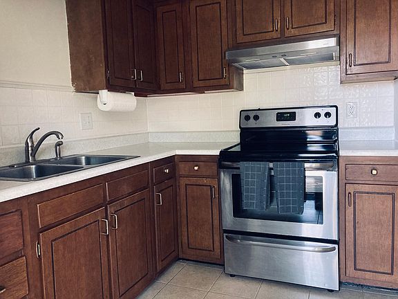 Stainless stove and vent hood.