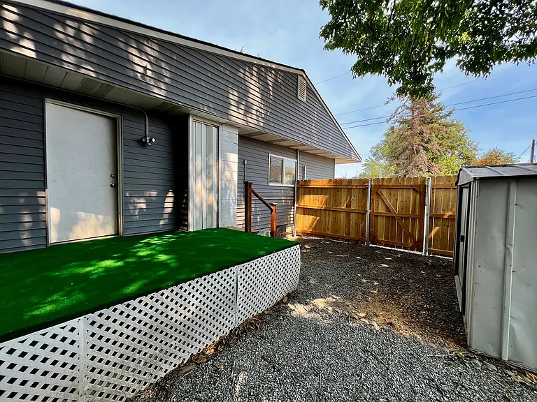 404 S 3rd St — Photo 16