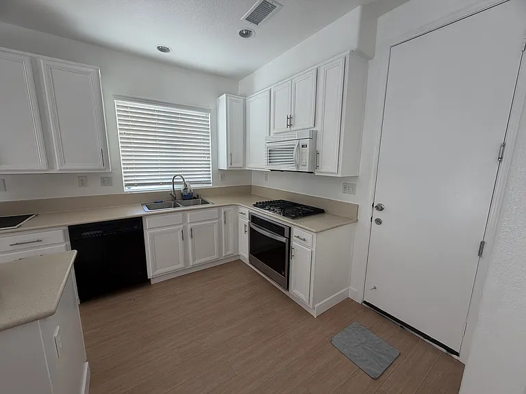15921 Golden Meadow Ln — Photo 3