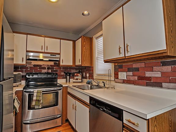 4th image of 75 Bolton St #75A