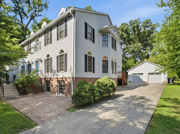 2725 Oldewood Dr, Falls Church, VA 22043