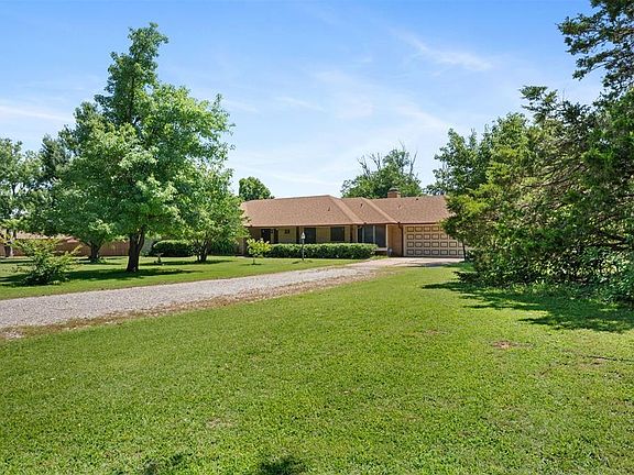 3rd image of 808 S Chuckwagon Dr