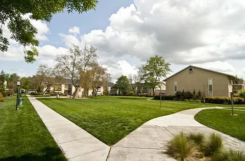 Live Oak Apartments — Photo 1
