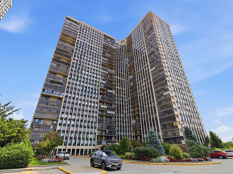 200 Winston Dr #720 — Photo 1