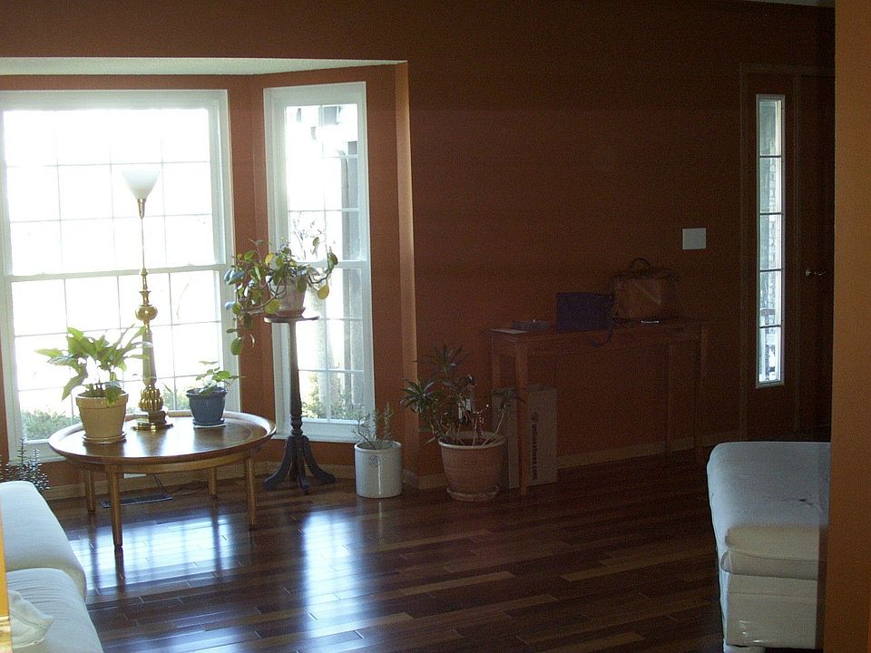 Living room w/bay wall