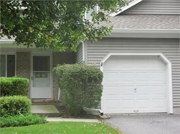 38 Meadow Pond Rd, Hamburg, NJ 07419