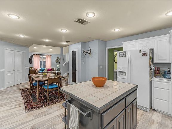 5th image of 406 Meadowlakes Dr