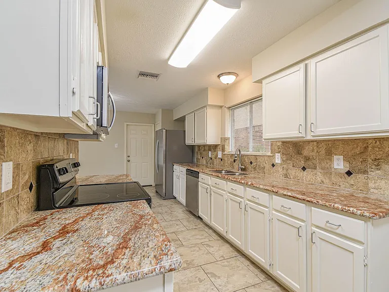 4922 Bridgemont Ln — Photo 8