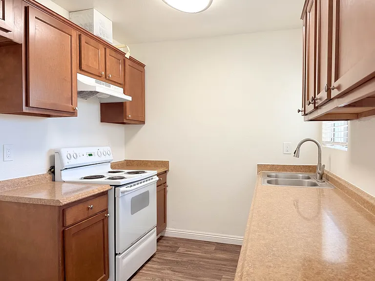Sun Valley Gardens Apartments — Photo 11