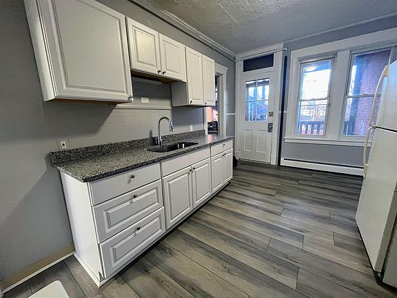 2nd image of 21 Allyn St APT 2R