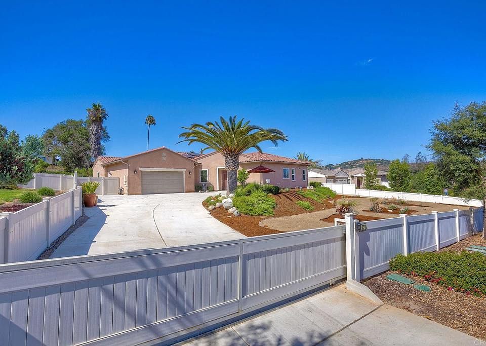 1st image of 1121 Palomar Cir