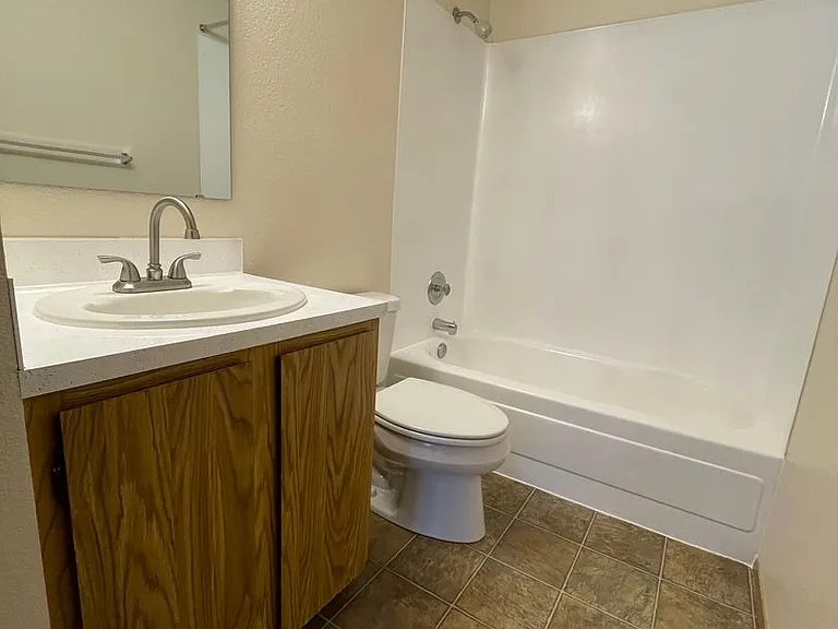 Kelly Anne Apartments — Photo 12