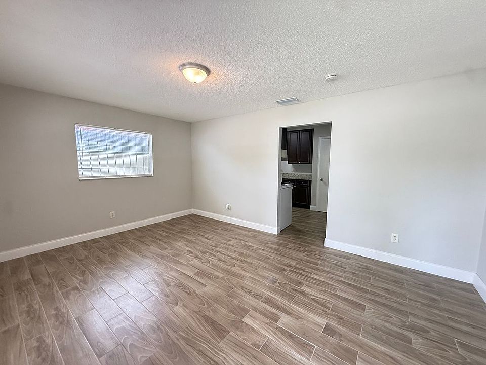 1st image of 1405 Nieuport Ln