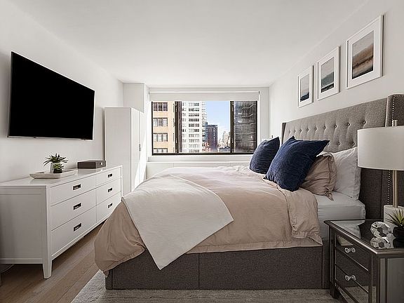4th image of 30 W 61st St APT 18D