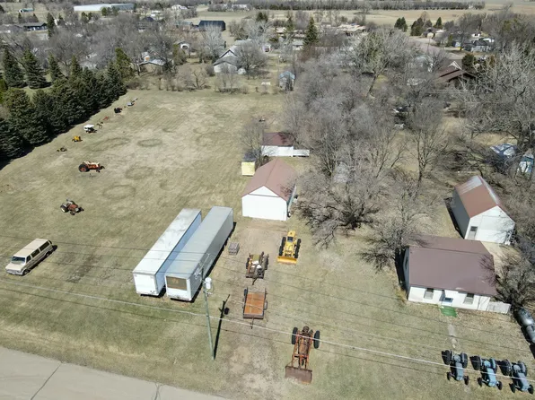 104 Chase St NW, De Smet, SD 57231