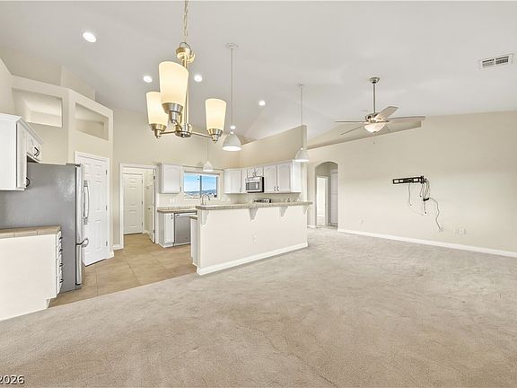 5th image of 501 W Leslie St