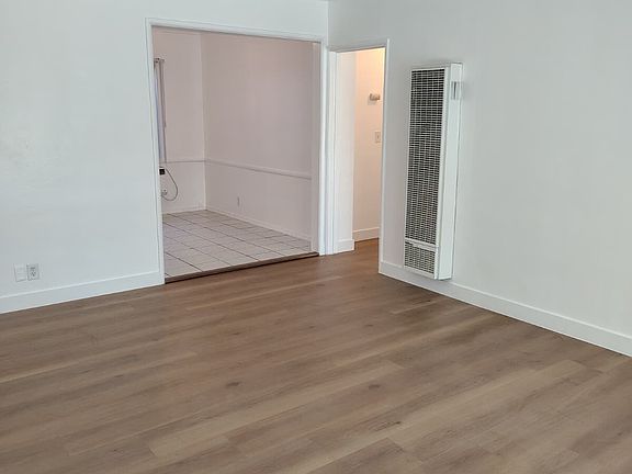 3rd image of 15531 Victory Blvd