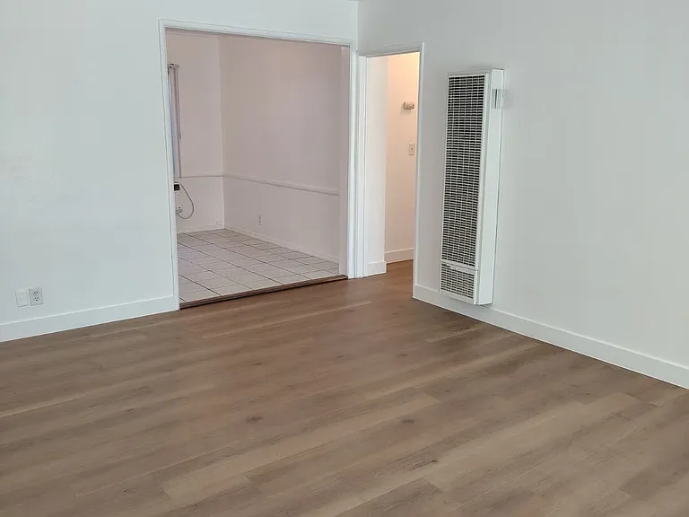 15531 Victory Blvd — Photo 3